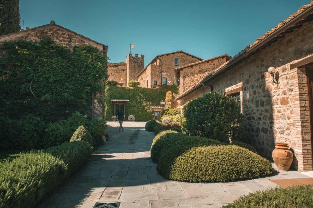 A beautiful winery in the middle of Tuscany. Not only the surroundings and the castle are beautiful, but the wine is also delicate.